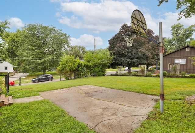 6409 Roseland Drive, Urbandale, IA 50322