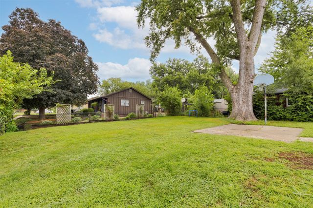 6409 Roseland Drive, Urbandale, IA 50322