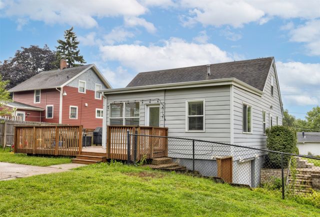 6409 Roseland Drive, Urbandale, IA 50322
