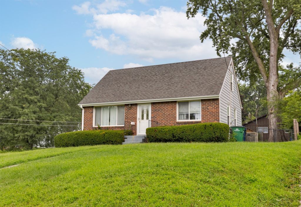 6409 Roseland Drive, Urbandale, IA 50322