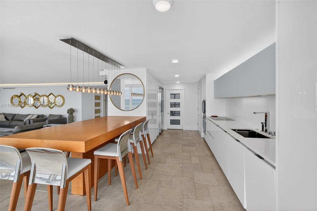 Image 11 of property listing at 600 Grapetree Dr 11B-N, Key Biscayne, FL 33149