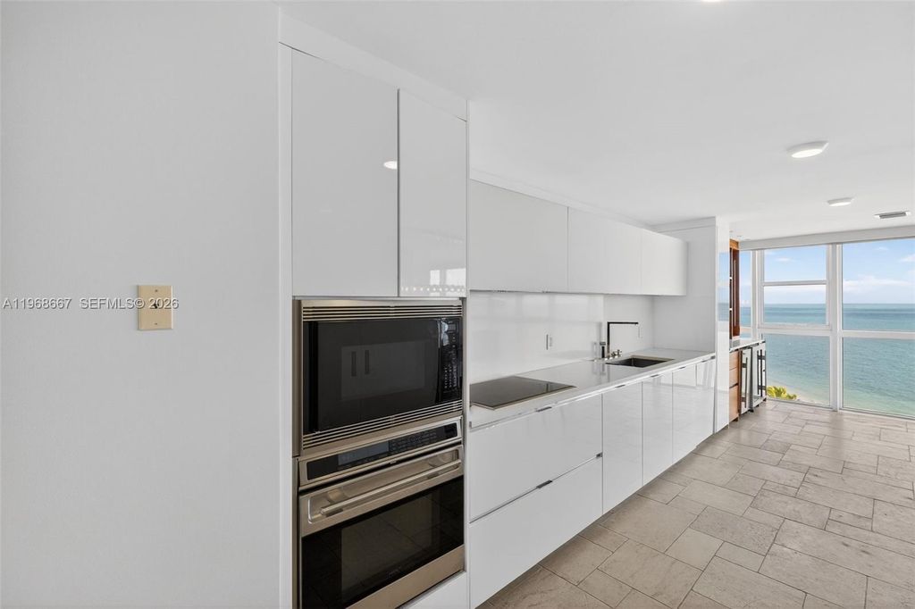 Image 14 of property listing at 600 Grapetree Dr 11B-N, Key Biscayne, FL 33149