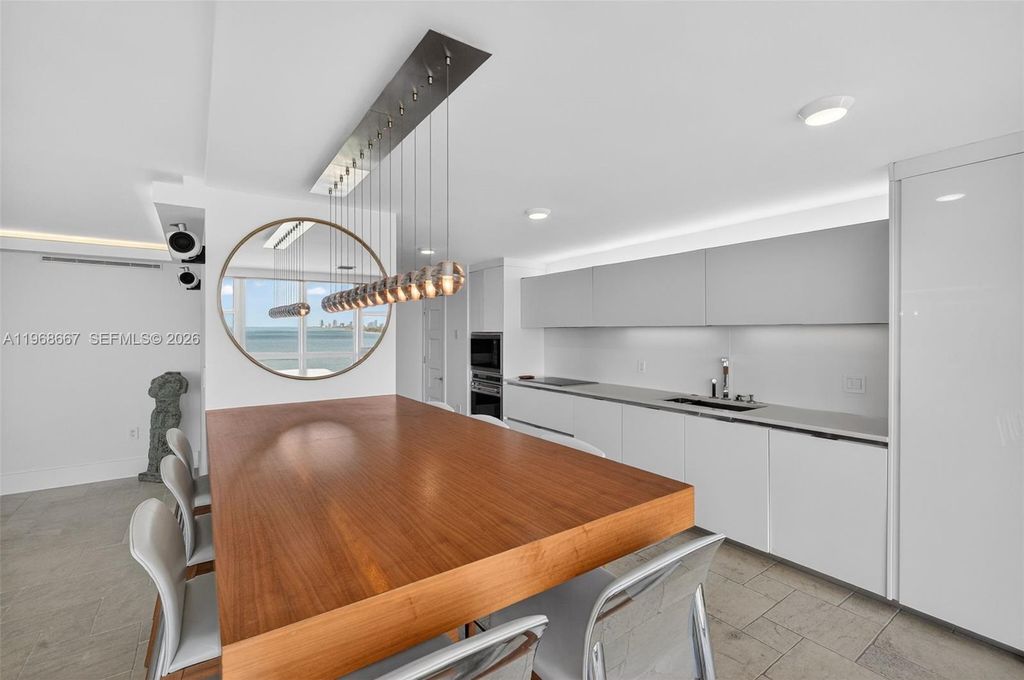 Image 17 of property listing at 600 Grapetree Dr 11B-N, Key Biscayne, FL 33149