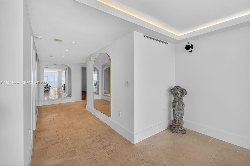 Image 18 of property listing at 600 Grapetree Dr 11B-N, Key Biscayne, FL 33149