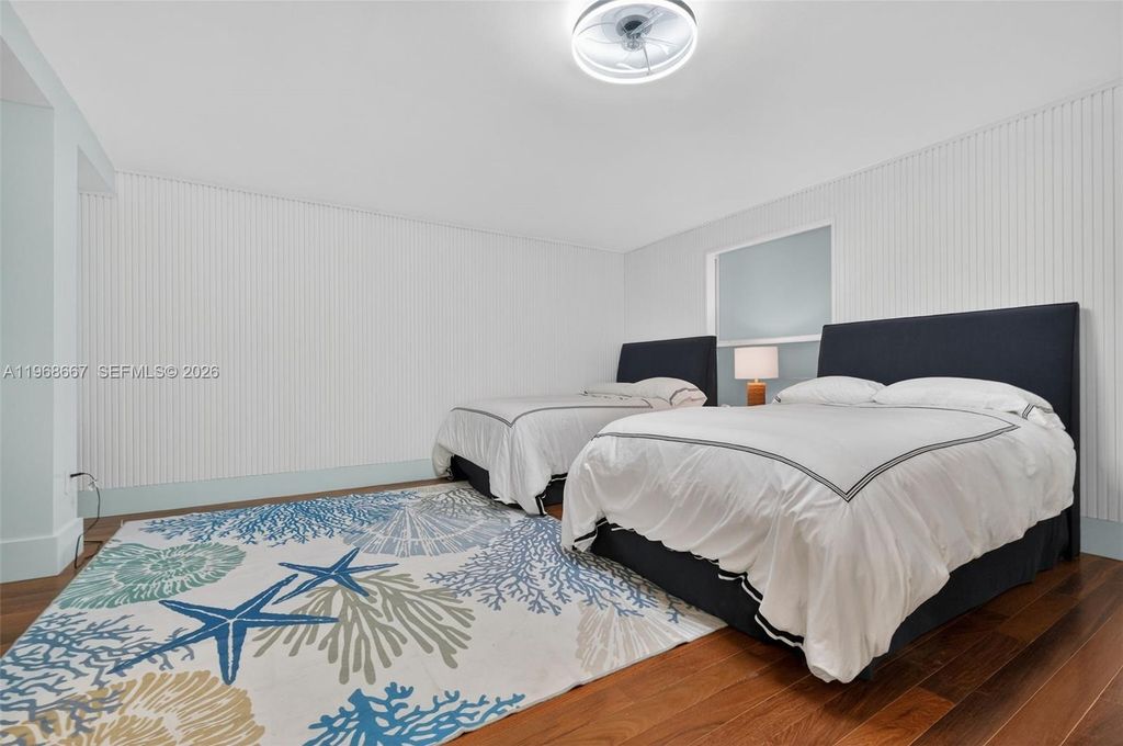 Image 20 of property listing at 600 Grapetree Dr 11B-N, Key Biscayne, FL 33149