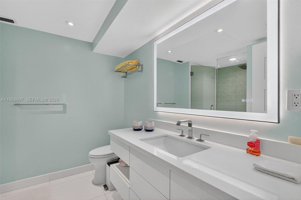 Image 21 of property listing at 600 Grapetree Dr 11B-N, Key Biscayne, FL 33149