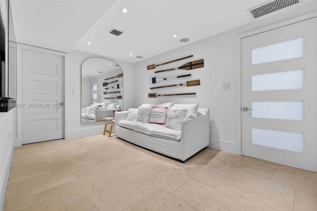 Image 22 of property listing at 600 Grapetree Dr 11B-N, Key Biscayne, FL 33149