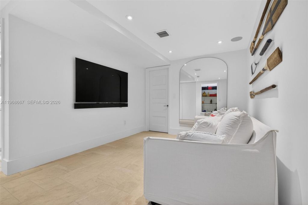 Image 23 of property listing at 600 Grapetree Dr 11B-N, Key Biscayne, FL 33149