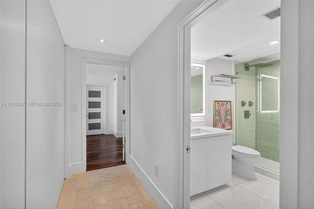 Image 24 of property listing at 600 Grapetree Dr 11B-N, Key Biscayne, FL 33149