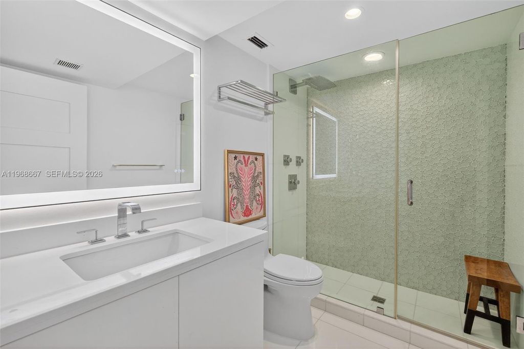 Image 25 of property listing at 600 Grapetree Dr 11B-N, Key Biscayne, FL 33149