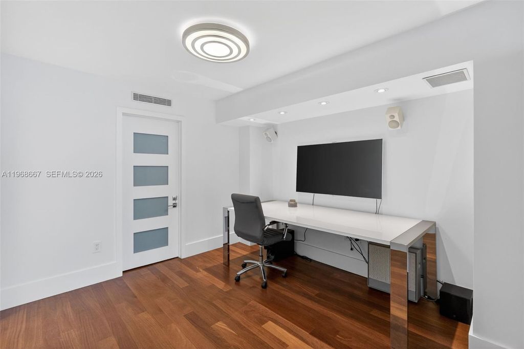 Image 30 of property listing at 600 Grapetree Dr 11B-N, Key Biscayne, FL 33149