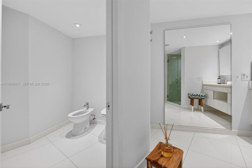 Image 32 of property listing at 600 Grapetree Dr 11B-N, Key Biscayne, FL 33149