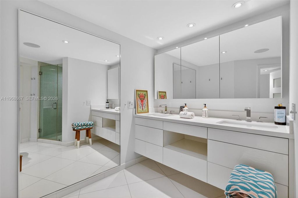 Image 33 of property listing at 600 Grapetree Dr 11B-N, Key Biscayne, FL 33149