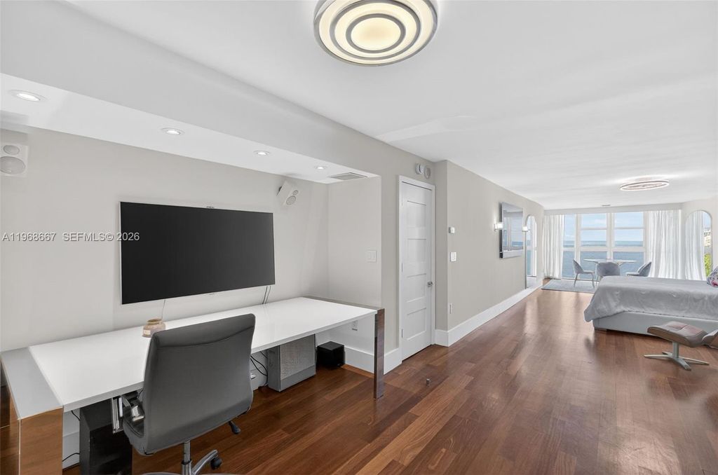 Image 34 of property listing at 600 Grapetree Dr 11B-N, Key Biscayne, FL 33149