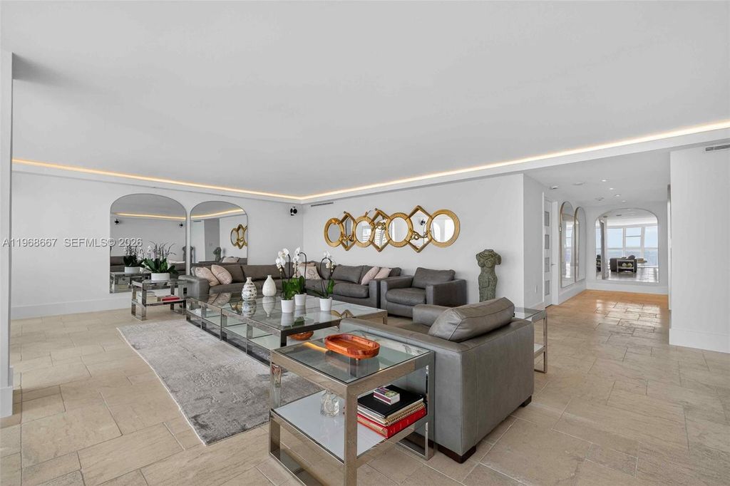 Image 5 of property listing at 600 Grapetree Dr 11B-N, Key Biscayne, FL 33149