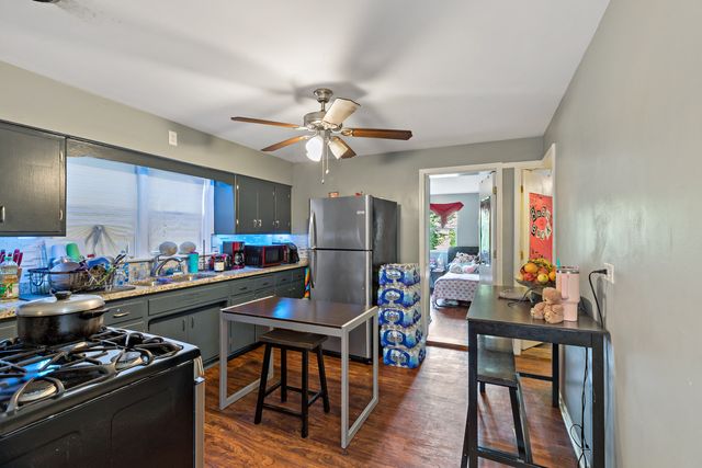8122 S Kingston Avenue, Chicago, IL 60617