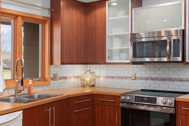 2214 Woodside Drive, Cross Plains, WI 53528