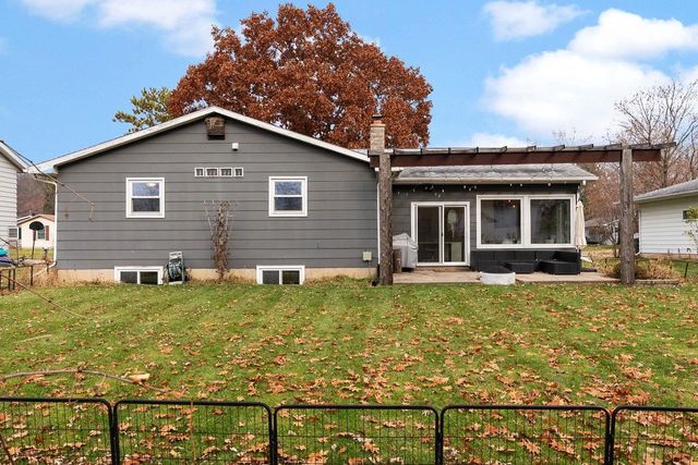 2214 Woodside Drive, Cross Plains, WI 53528