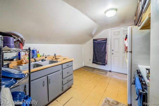 1070 2nd Street, Wyandotte, MI 48192