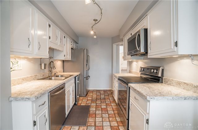 17 Nicholson Court, Centerville, OH 45459