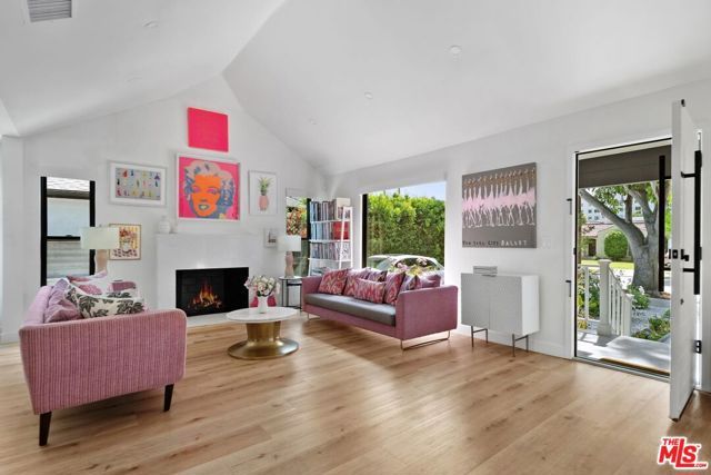584 N Lucerne Boulevard, Los Angeles, CA 90004