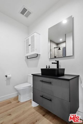 584 N Lucerne Boulevard, Los Angeles, CA 90004