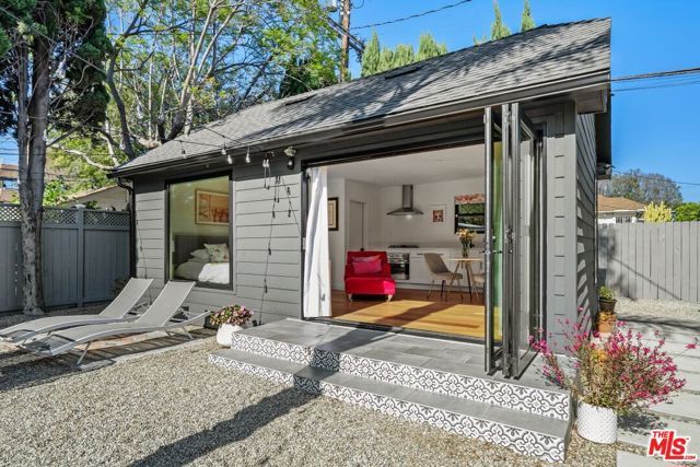 584 N Lucerne Boulevard, Los Angeles, CA 90004