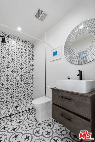 584 N Lucerne Boulevard, Los Angeles, CA 90004