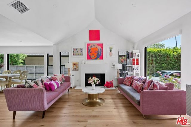 584 N Lucerne Boulevard, Los Angeles, CA 90004