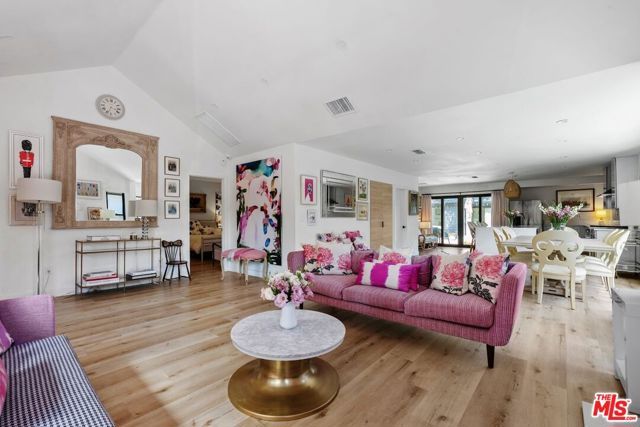 584 N Lucerne Boulevard, Los Angeles, CA 90004