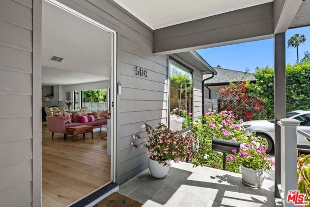 584 N Lucerne Boulevard, Los Angeles, CA 90004