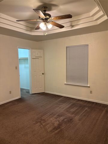 1007 N Howeth Street, Gainesville, TX 76240