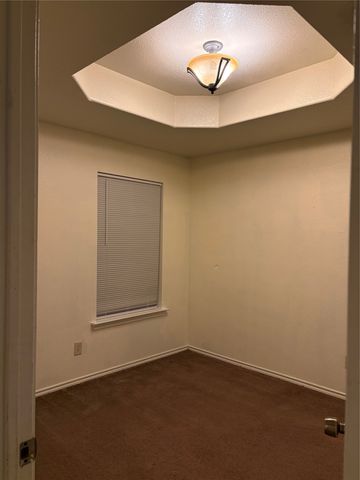 1007 N Howeth Street, Gainesville, TX 76240
