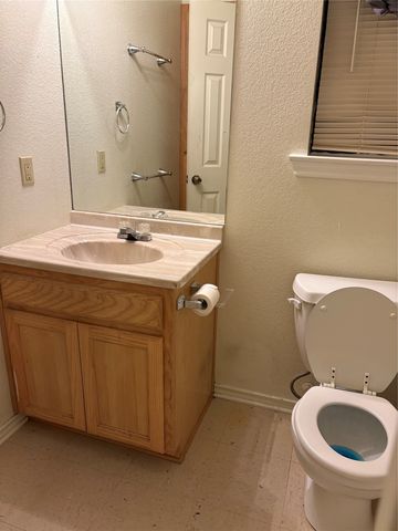 1007 N Howeth Street, Gainesville, TX 76240