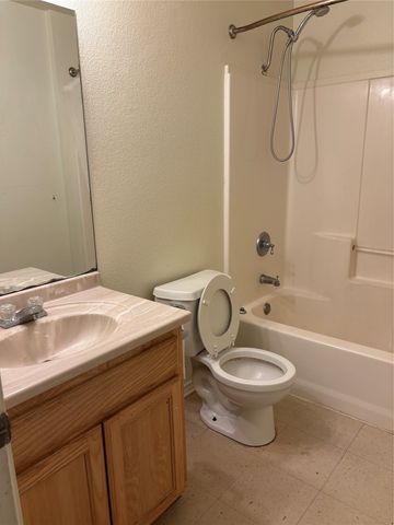 1007 N Howeth Street, Gainesville, TX 76240