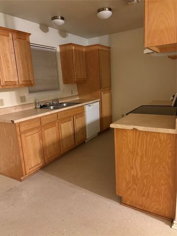 1007 N Howeth Street, Gainesville, TX 76240