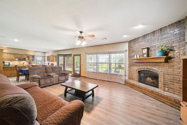 1805 NE Oakridge Drive, Claremore, OK 74017