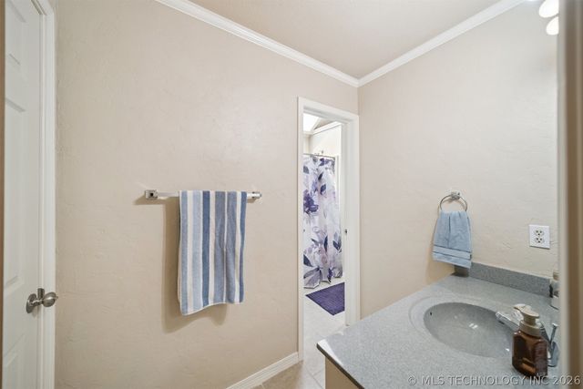 1805 NE Oakridge Drive, Claremore, OK 74017