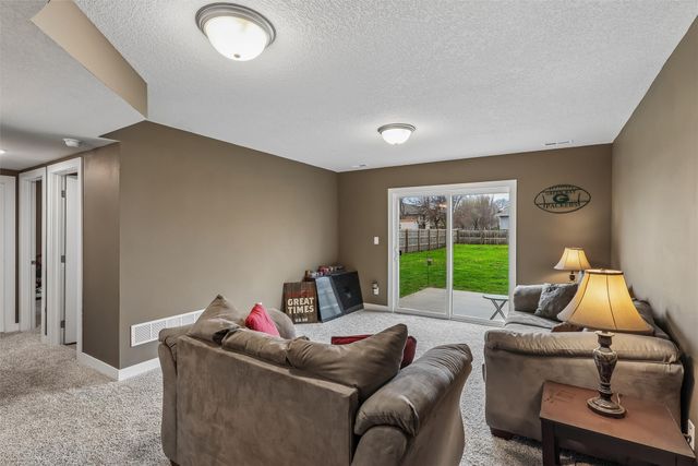 902 E Iowa Avenue, Indianola, IA 50125