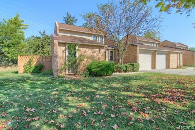 2906 Moon Lake Drive S, West Bloomfield Charter Township, MI 48323