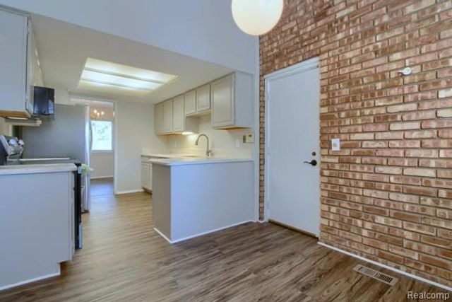 2906 Moon Lake Drive S, West Bloomfield Charter Township, MI 48323