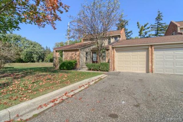 2906 Moon Lake Drive S, West Bloomfield Charter Township, MI 48323