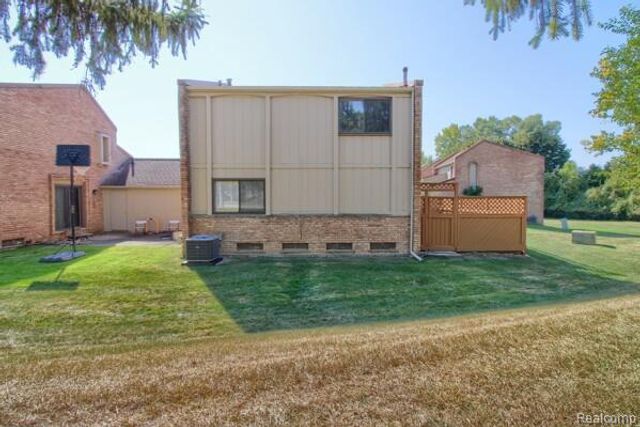 2906 Moon Lake Drive S, West Bloomfield Charter Township, MI 48323