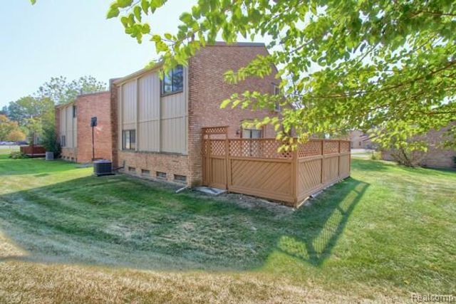 2906 Moon Lake Drive S, West Bloomfield Charter Township, MI 48323