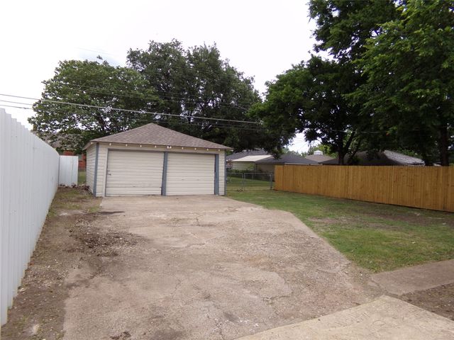 2915 Falls Drive, Dallas, TX 75211