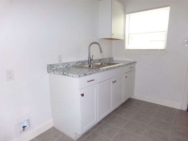 2915 Falls Drive, Dallas, TX 75211