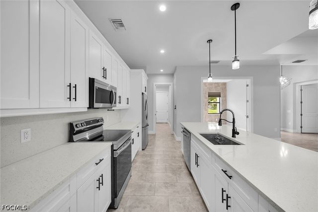 2902 Villa AVE S, Lehigh Acres, FL 33976