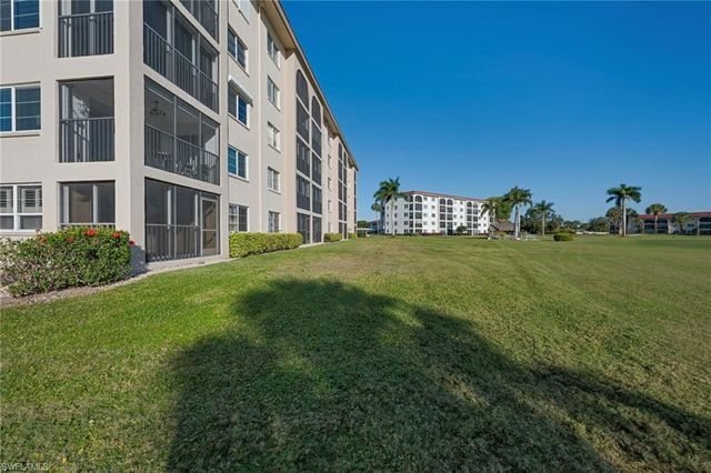 57 High Point CIR W 403, Naples, FL 34103