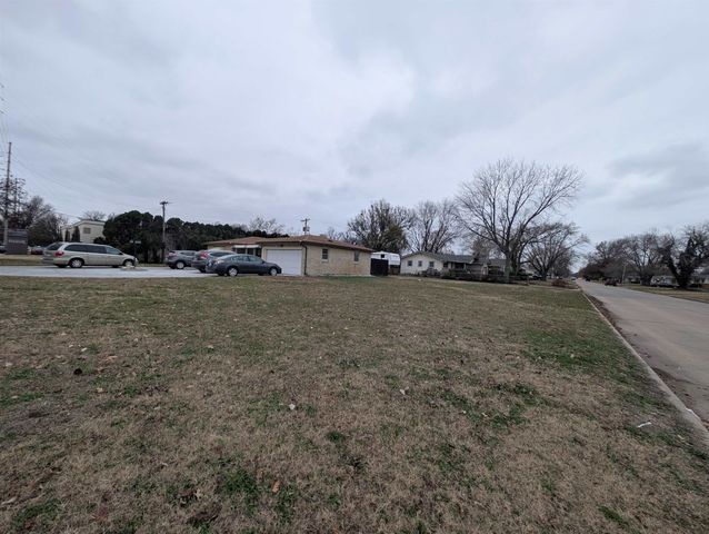 2747 S Seneca St, Wichita, KS 67217