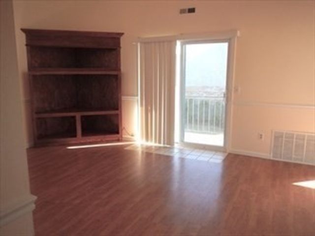 64 Tennis Plaza Rd 2, Dracut, MA 01826